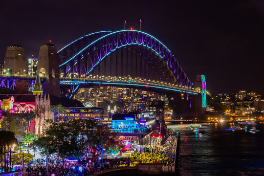 冬のシドニーのイベント・ビビッドシドニーで見た、青くライトアップされるハーバーブリッジと周辺の夜景