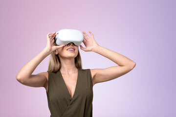 Businesswoman in vr glasses, smiling on lilac background. Copy space