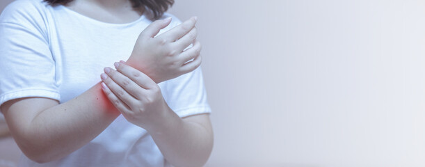 Obraz premium Women suffering from pain in hand oe wrist at home