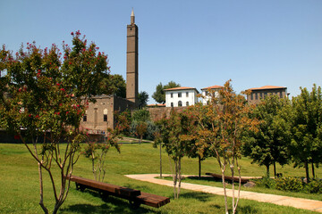 Obraz premium View of the park and the Hazrat Suleiman Mosque with a square minaret in the historical part of the city of Diyarbakir, in the Southeast Anatolia region, Turkey