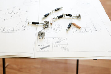 a hammer with instructions on how to assemble a gray writing.
