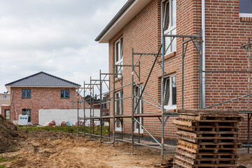 Neubausiedlung in Schleswig-Holstein im Rohbau mit Eigenheimen und Ferienwohnungen