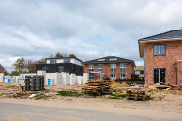Neubausiedlung in Schleswig-Holstein im Rohbau mit Eigenheimen und Ferienwohnungen © penofoto.de