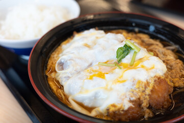 とても美味しい日本のカツとじの乗ったそば