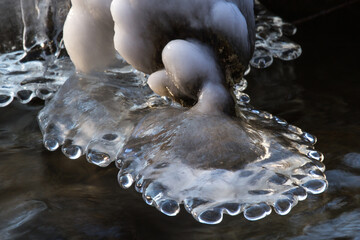 Eisformen durch Spritzwasser
