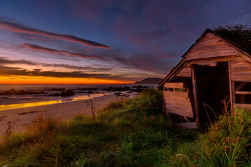 Fototapeta na wymiar old fishing hut sunrise