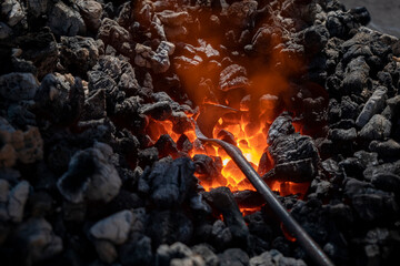 Fornalha medieval com carvão ardente e um ferro em aquecimento para depois de aquecido poder ser...