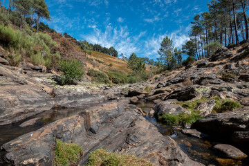 Percurso de água ao longo da montanha descendo pelas rochas abaixo nas Fisgas de Ermelo na Serra...