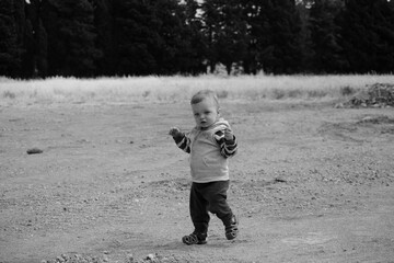 tout petit garçon blond 