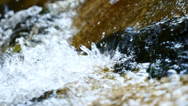 Detalle de la corriente de un r&iacute;o. La Pedriza, Madrid, Espa&ntilde;a.