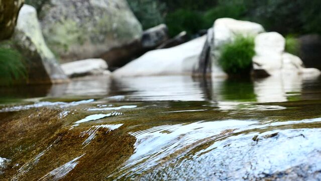 Detalle de un r&iacute;o con piedras y rocas que provoca paz y tranquilidad. La Pedriza, Madrid, Espa&ntilde;a.