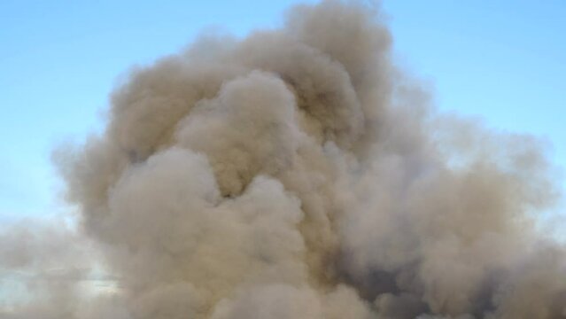 Detalle del humo provocado por un gran incendio.