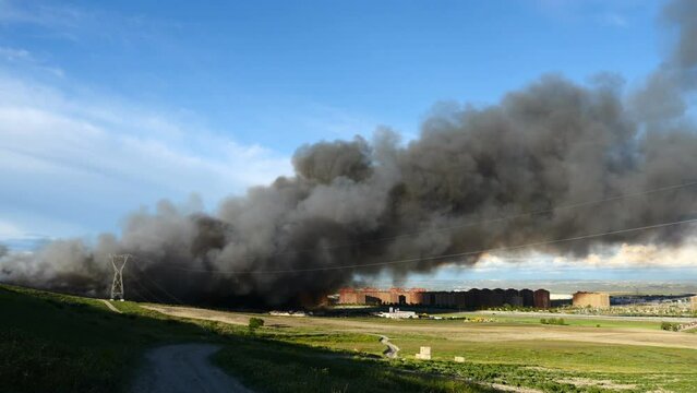 Incendio en un campo provocando una gran humareda.