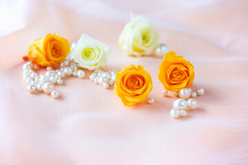 オレンジ色のバラと真珠のデザイン（オレンジ色の背景）