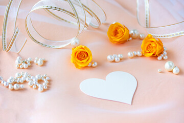 オレンジ色のバラと真珠とリボンとハートのフレーム（オレンジ色の背景）