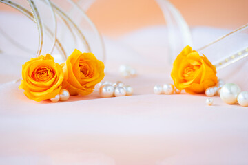 オレンジ色のバラと真珠とリボンのデザイン（オレンジ色の背景）