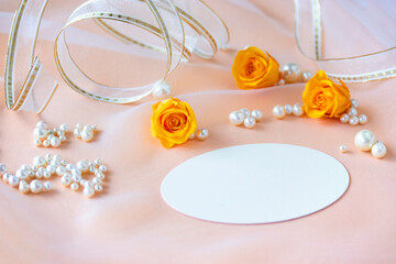 オレンジ色のバラと真珠とりぼんとフレームのデザイン（オレンジ色の背景）