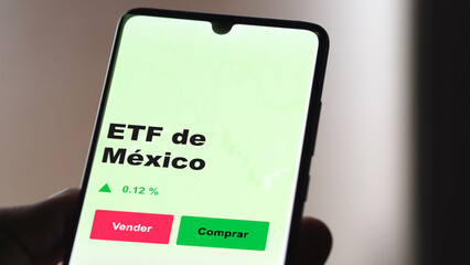 Un inversor está analizando el méxico etf fondo en pantalla. Un teléfono muestra los precios del ETF MÉXICO para invertir.