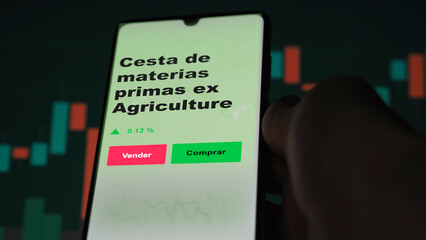 Un inversor está analizando el cesta materias primas ex agriculture etf fondo en pantalla. Un...