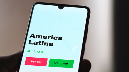 Un inversor está analizando el america latina etf fondo en pantalla. Un teléfono muestra los precios del ETF AMERICA LATINA para invertir.