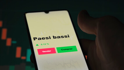 Un inversor está analizando el paesi bassi etf fondo en pantalla. Un teléfono muestra los precios del ETF PAESI BASSI para invertir.