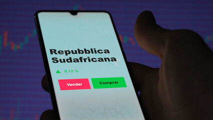 Un inversor está analizando el repubblica sudafricana etf fondo en pantalla. Un teléfono muestra los precios del ETF REPUBBLICA SUDAFRICANA para invertir.