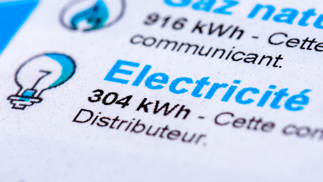 Clamart, France - 4 septembre 2022: Prix de l'&eacute;nergie en France: gros plan d'une facture fran&ccedil;aise avec d&eacute;tail des consommations de gaz naturel et d'&eacute;lectricit&eacute; &agrave; payer mesur&eacute;es en kWh