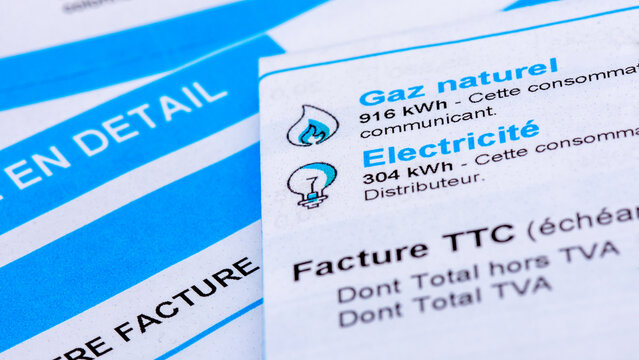 Clamart, France - 4 septembre 2022: Prix de l'&eacute;nergie en France: gros plan d'une facture fran&ccedil;aise avec d&eacute;tail des consommations de gaz naturel et d'&eacute;lectricit&eacute; &agrave; payer mesur&eacute;es en kWh