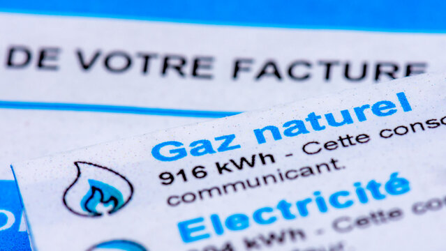 Clamart, France - 4 septembre 2022: Prix de l'&eacute;nergie en France: gros plan d'une facture fran&ccedil;aise avec d&eacute;tail des consommations de gaz naturel et d'&eacute;lectricit&eacute; &agrave; payer mesur&eacute;es en kWh