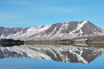 Montaña reflejada en lago