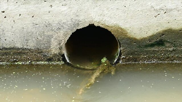 Detalle de un desag&uuml;e de una acequia para el regad&iacute;o.