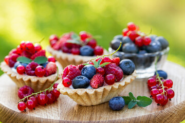 tartlets with custard fresh berries