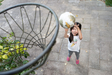 バスケットボールで遊ぶ女の子