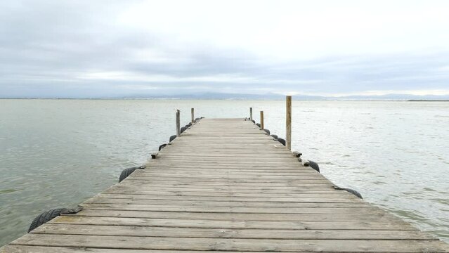 muelle de madera sobre la laguna de la Albufera de Valencia, Espa&ntilde;a.
