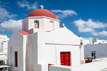 Griechisch-orthodoxe Kirche mit rotem Dach     Die malerische  Hauptstadt Chora bekannt als...