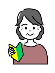 初心者マークを持って微笑む高齢女性