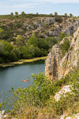Vue sur un m&eacute;andre du Vidourle et la Roque de Saint-S&eacute;ri&egrave;s en &eacute;t&eacute;