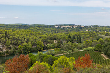 Vue sur le village d’Aubais, dans le Gard, depuis le sommet de la Roque de Saint-Sériès au bord...
