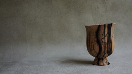 模様の特徴的な無垢材の木製カップ花瓶花器