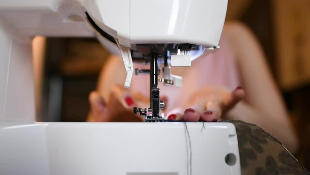 ミシンを操作する女性