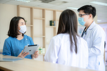 Obraz premium professional doctor and medicine person team have a conversation to talking in hospital about medical health care work, wearing surgical face mask