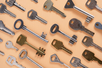 Obraz premium Key pattern. Background from different old keys. view from above. Door key in white and yellow metal.