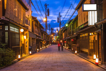 Fototapeta na wymiar Shinbashi-dori Street view of Gion at night in kyoto, japan