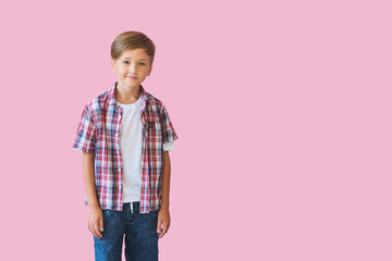 Naklejka premium Young happy teen boy with in casuals on pink background.