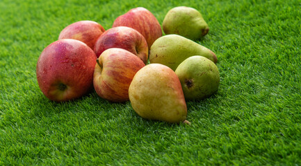 peras y manzanas sobre césped