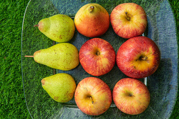 Peras y manzanas en plato de cristal