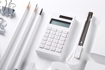 白い電卓と文房具