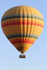 Fototapeta premium Hot air baloon flying above savannah planes in Maasai Mara Kenya