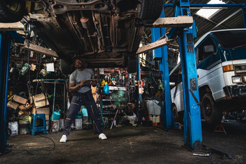 Car suspension specialists are carefully examining the broken car.