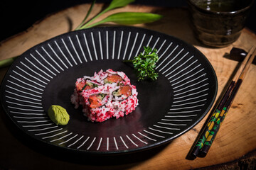 salmon uramaki with tobiko 